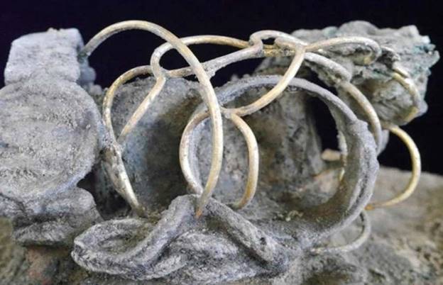 Tháng 9/2014, một hộp nhỏ đựng đầy những trang sức bằng vàng và bạc từ khoảng năm 60 sau công nguyên đã được tìm thấy bên dưới cửa hàng tạp hóa Fenwick ở Colchester, Anh. Chiếc hộp này thực chất là một kho báu vô giá từ thời La Mã và hiện đang được trưng bày trong lâu đài Colchester.