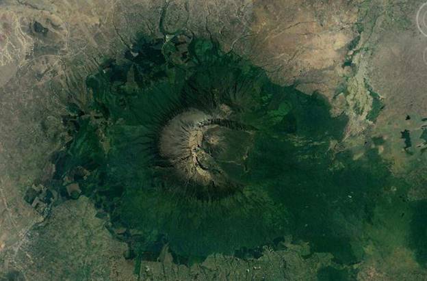 Lại một núi lửa khác ở thung lũng Great Rift, Kenya với miệng núi bất đối xứng, giống như núi lửa St. Helens ở tiểu bang Washington của Mỹ.