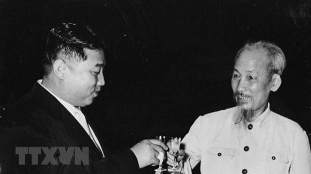 Tối 8/7/1957, tại thủ đô Bình Nhưỡng, Thủ tướng Kim Nhật Thành mở tiệc chiêu đãi Chủ tịch Hồ Chí Minh và Đoàn đại biểu cấp cao Đảng, Nhà nước Việt Nam thăm hữu nghị CHDCND Triều Tiên từ ngày 8-12/7/1957. (Ảnh: TTXVN)