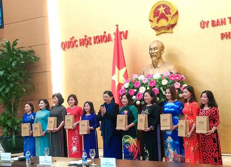 Đồng chí Tòng Thị Phóng- Ủy viên Bộ Chính trị, Phó Chủ tịch Thường trực Quốc hội tặng quà cho các cán bộ nữ công tiêu biểu.