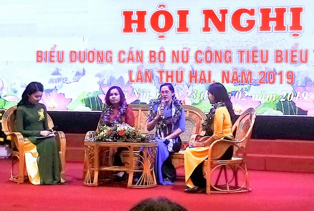 Chị Lâm Thị Ngọc Hà- Chủ tịch Công đoàn, Trưởng Ban nữ công Công đoàn Công ty TNHH Tỷ Bách (thứ 2 từ phải sang) giao lưu cùng đại biểu.