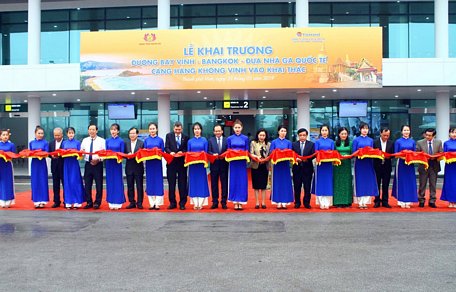  Cắt băng khai trương đường bay Vinh-Bangkok và đưa nhà ga quốc tế Cảng hàng không quốc tế Vinh vào khai thác. (Ảnh: Tá Chuyên/TTXVN)
