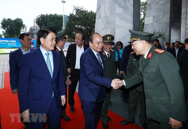   Thủ tướng Nguyễn Xuân Phúc đến kiểm tra công tác chuẩn bị cho Hội nghị Thượng đỉnh Mỹ-Triều Tiên lần thứ hai tại Trung tâm Báo chí quốc tế. (Nguồn: TTXVN)