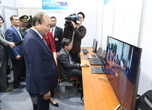 Thủ tướng Nguyễn Xuân Phúc kiểm tra khu làm việc của Thông tấn xã Việt Nam. (Nguồn: TTXVN)