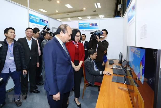  Thủ tướng Nguyễn Xuân Phúc kiểm tra khu vực tác nghiệp của Thông tấn xã Việt Nam tại Trung tâm Báo chí quốc tế. (Nguồn: TTXVN)