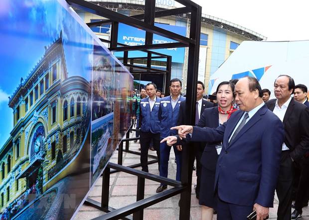  Thủ tướng Nguyễn Xuân Phúc tham quan khu giói thiệu các hình ảnh quảng bá cho du lịch Việt Nam ở Trung tâm Báo chí quốc tế. (Nguồn: TTXVN)