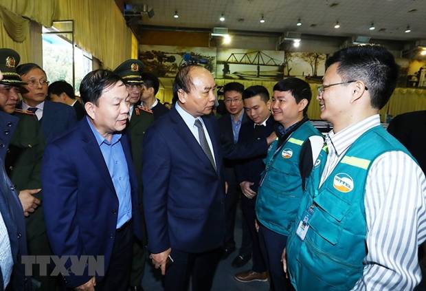  Thủ tướng Nguyễn Xuân Phúc gặp các cán bộ trực hỗ trợ kỹ thuật tại Trung tâm Báo chí quốc tế. (Nguồn: TTXVN)