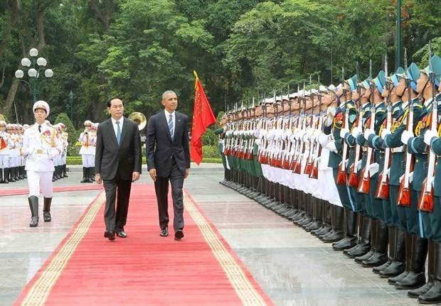  Chủ tịch nước Trần Đại Quang và Tổng thống Hoa Kỳ Barack Obama duyệt Đội danh dự Quân đội nhân dân Việt Nam tại Lễ đón trong chuyến thăm chính thức Việt Nam, sáng 23/5/2016, tại Hà Nội. (Ảnh: Nhan Sáng/TTXVN)
