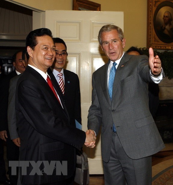  Tổng thống George W. Bush đón Thủ tướng Nguyễn Tấn Dũng đến hội đàm tại Nhà Trắng ở Thủ đô Washington D.C, ngày 25/6/2008, trong chuyến thăm chính thức Hợp chúng quốc Hoa Kỳ. (Ảnh: Đức Tám/TTXVN)