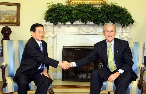  Tổng thống Hoa Kỳ George W. Bush đón và hội đàm với Chủ tịch nước Nguyễn Minh Triết thăm chính thức Hợp chúng quốc Hoa Kỳ, ngày 22/6/2007, tại Nhà Trắng ở thủ đô Washington D.C. (Ảnh: Nguyễn Khang/TTXVN)