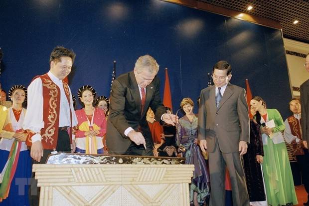  Tổng thống Hoa Kỳ George W.Bush chơi đàn bầu - nhạc cụ truyền thống của Việt Nam trong bữa tiệc chiêu đãi do Chủ tịch nước Nguyễn Minh Triết tổ chức tại Trung tâm Hội nghị Quốc tế (Hà Nội), trong chuyến thăm chính thức Việt Nam từ ngày 17-20/11/2006. (Ảnh: Nguyễn Khang/TTXVN)