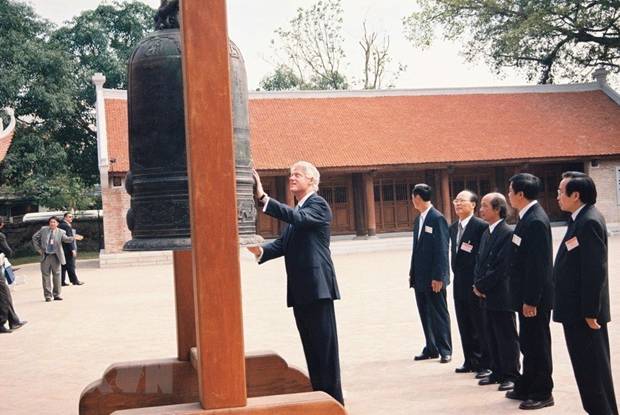  Tổng thống Hoa Kỳ Bill Clinton thăm Khu di tích Văn Miếu-Quốc Tử Giám (Hà Nội), ngày 17/11/2000, trong chuyến thăm chính thức Việt Nam từ ngày 16-19/11/2000. (Ảnh: Trọng Nghiệp/TTXVN)