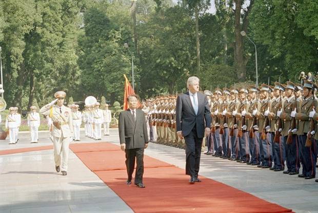  Chủ tịch nước Trần Đức Lương chủ trì Lễ đón chính thức Tổng thống Hoa Kỳ Bill Clinton thăm chính thức Việt Nam, ngày 17/11/2000, tại Phủ Chủ tịch. (Ảnh: Trọng Nghiệp/TTXVN)
