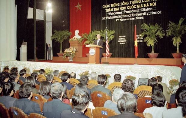  Tổng thống Hoa Kỳ Bill Clinton phát biểu với cán bộ, giảng viên và sinh viên trường Đại học Quốc gia Hà Nội, trong chuyến thăm chính thức Việt Nam từ ngày 16-19/11/2000. (Ảnh: Trọng Nghiệp/TTXVN)