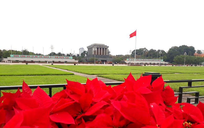 Trang trí hoa trước cửa Lăng Chủ tịch Hồ Chí Minh
