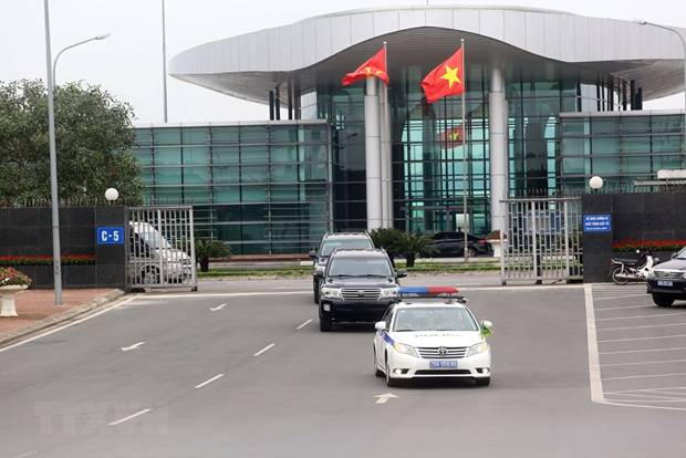  Xe cảnh sát dẫn đường đưa đoàn xe của phái đoàn Triều Tiên rời khỏi nhà ga VIP A sân bay quốc tế Nội Bài về trung tâm thủ đô, sáng 24/2. (Ảnh: Huy Hùng/TTXVN)