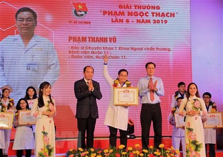 Trao tặng Giải thưởng Phạm Ngọc Thạch cho bác sỹ chuyên khoa I Phạm Thanh Vũ. (Ảnh: Xuân Dự/TTXVN)