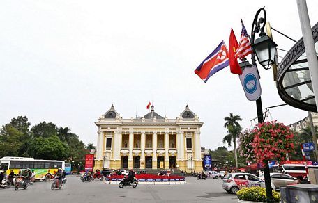 Cờ và hoa tươi được trang trí trước khu vực Nhà hát Lớn Hà Nội trước thềm Hội nghị thượng đỉnh Mỹ-Triều lần thứ hai. (Ảnh: Minh Quyết/TTXVN)