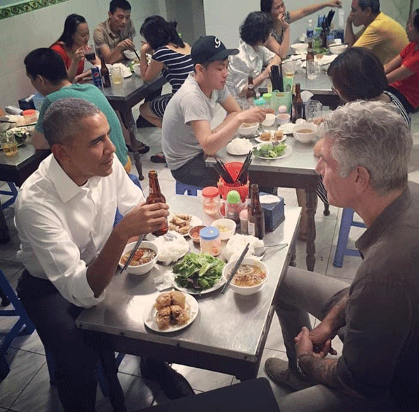 Hình ảnh Tổng thống Mỹ Barack Obama ăn bún chả Hà Nội trong chuyến thăm Việt Nam năm 2015