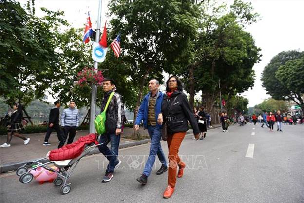 Du khách quốc tế dạo quanh phố đi bộ quanh hồ Hoàn Kiếm. 