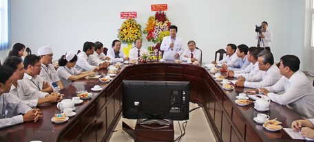 Bác sĩ chuyên khoa II Đoàn Văn Hùng- Giám đốc bệnh viện thông tin về các hoạt động nổi bật của bệnh viện.
