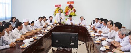 Trưởng Ban Tuyên giáo Tỉnh ủy- Nguyễn Bách Khoa gửi lời chúc mừng đến toàn thể y bác sĩ, kỹ thuật viên và điều dưỡng.
