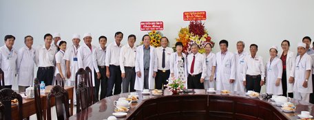 Ban Tuyên giáo Trung ương, Ban Tuyên giáo Tỉnh ủy cùng chụp hình lưu niệm với tập thể bệnh viện.