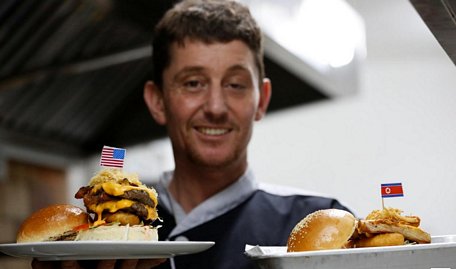 Bánh hamburger lấy cảm hứng từ hội nghị thượng đỉnh Mỹ-Triều Tiên lần 2. Ảnh: Reuters