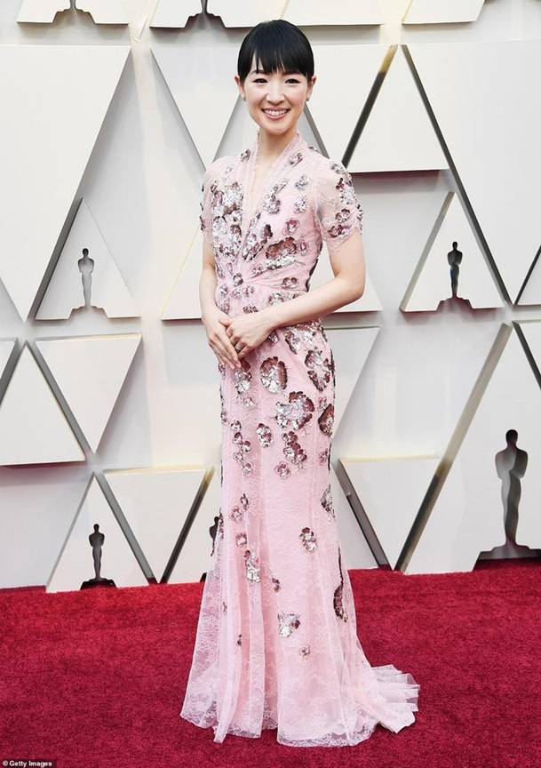 Nữ diễn viên Nhật - Marie Kondo diện đầm ren tông hồng nữ tính, lần đầu tới thảm đỏ Oscar. Cô là ngôi sao trong bộ phim 