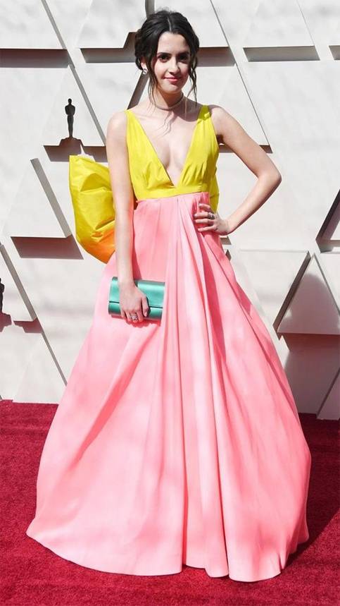 Diễn viên kiêm ca sĩ Laura Marano xinh đẹp, quyến rũ với chiếc đầm bồng bềnh mang hai màu vàng - hồng chủ đạo trẻ trung./.