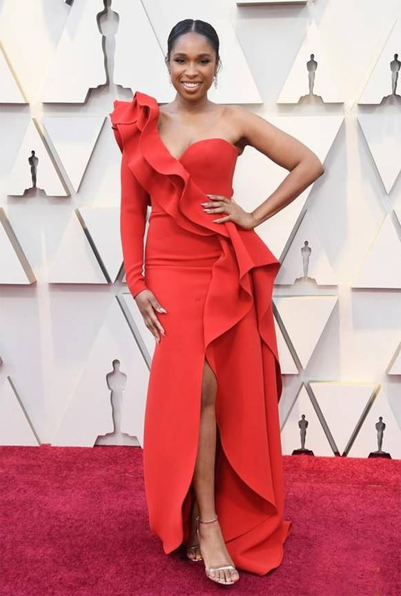 Ca sĩ Jennifer Hudson gây ấn tượng với chiếc đầm đỏ được thiết kế cầu kỳ, kiểu cách. Cô được mời trình diễn trong lễ trao giải.