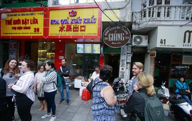 Cafe Giảng là một trong những quán cafe lâu đời nhất tại Hà Nội. Sau khi Giảng ở phố Hàng Gai đóng cửa, Giảng tách thành 2 địa điểm, một quán trên đường Nguyễn Hữu Huân, một quán trên đường Yên Phụ. 