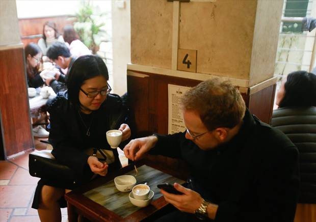 Chị Phương đưa chồng sắp cưới là người quốc tịch Israel đến quán để thưởng thức nhân chuyến công tác tại Hà Nội. Đây là lần đầu tiên cả hai cùng nhau thưởng thức hương vị cafe đã nổi tiếng thế giới. 
