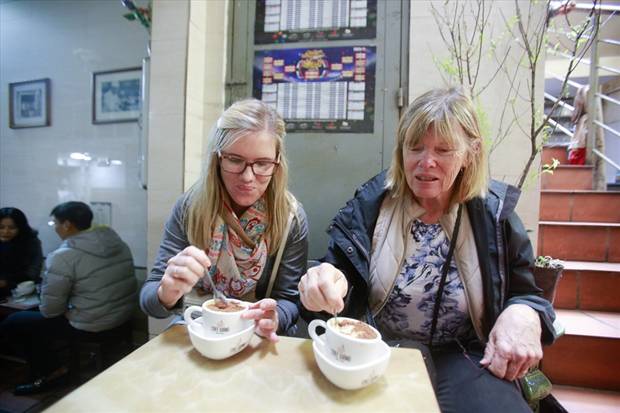 Bà Kerry Baggelaar và con gái Mady Baggelaar người Australia đến Hà Nội du lịch và đã có 2 lần thưởng thức món cafe trứng. Cảm nhận cuả những vị khách dành cho đồ uống này là rất tuyệt vời.