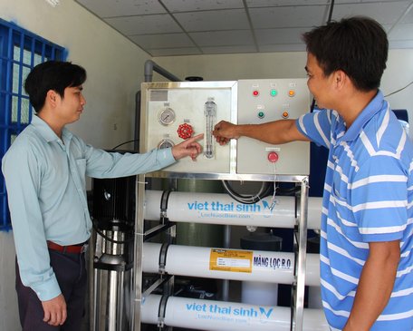 Hệ thống lọc nước mặn thành nước ngọt với công suất 2m3/giờ của xã An Định, phục vụ nhu cầu nước ngọt của người dân mùa hạn mặn.
