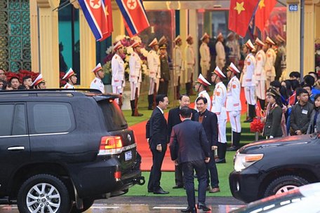 Ông Võ Văn Thưởng, Ủy viên Bộ chính trị, Trưởng ban Tuyên  giáo Trung ương có mặt tại ga Đồng Đăng để đón tiếp Chủ tịch Triều Tiên Kim Jong-un