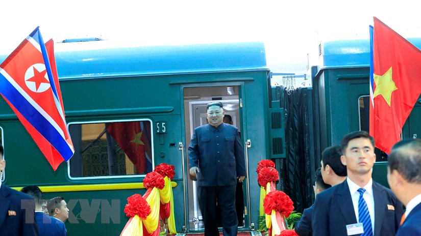 Chủ tịch Triều Tiên Kim Jong-un xuống tàu hỏa tại ga Đồng Đăng lúc 8 giờ 20 phút. (Ảnh: Nhan Sáng/TTXVN)