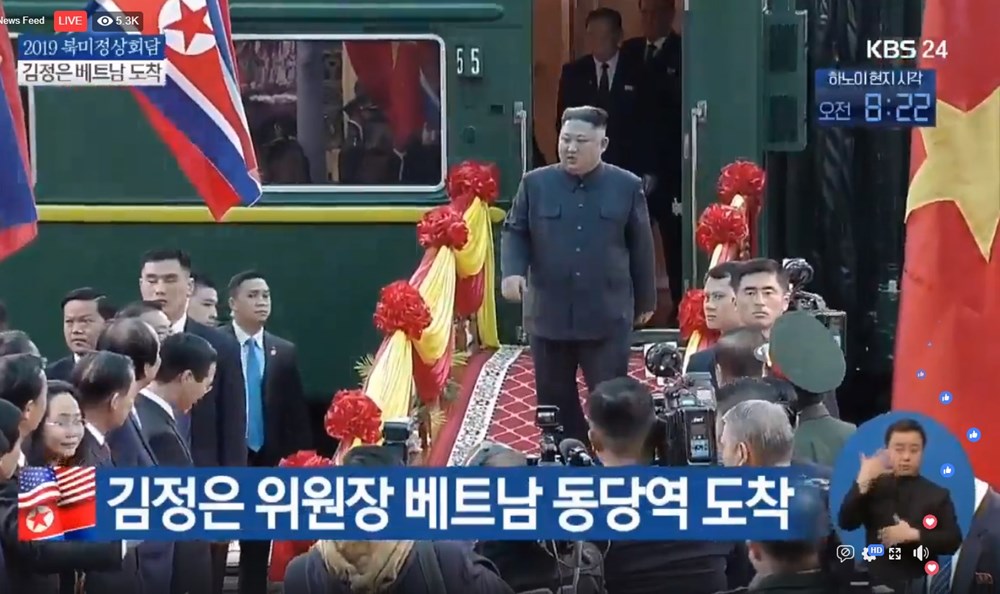  Chủ tịch Triều Tiên bước ra từ tàu.