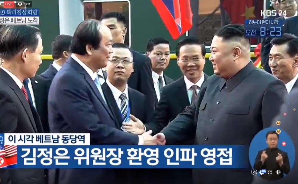   Chủ tịch Triều Tiên Kim Jong-un bắt tay Ủy viên Trung ương Đảng, Bộ trưởng, Chủ nhiệm Văn phòng Chính phủ Mai Tiến Dũng.
