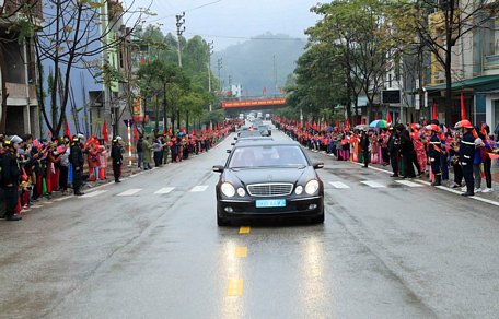 Đoàn xe của Chủ tịch Triều Tiên Kim Jong-un và đoàn Triều Tiên rời ga Đồng Đăng (Lạng Sơn) về Hà Nội trong sự chào đón nồng nhiệt của hàng nghìn người dân Lạng Sơn đứng hai bên đường vẫy cờ hai nước Việt Nam-Triều Tiên. (Ảnh: Nhan Sáng/TTXVN)