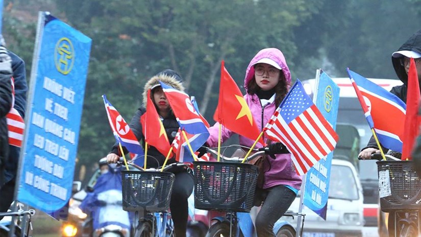 Người dân chuẩn bị cờ hoa đón chờ Chủ tịch Kim Jong-un đến Hà Nội. (Ảnh: Minh Sơn/Vietnam+)