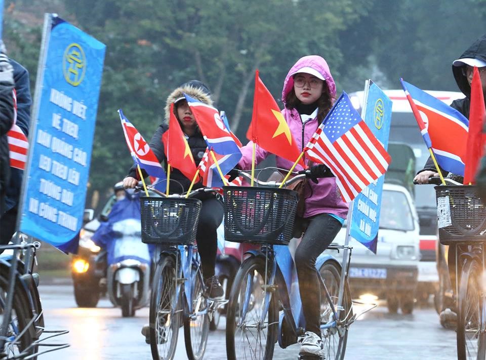  Người dân chuẩn bị cờ hoa đón chờ Chủ tịch Kim Jong-un đến Hà Nội sáng 26/2. (Ảnh: Minh Sơn/Vietnam+)