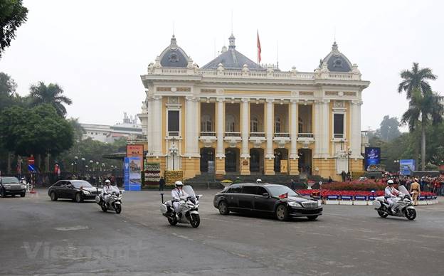  Xe chở Chủ tịch Triều Tiên đi ngang qua Nhà Hát lớn Hà Nội. (Ảnh: Minh Sơn/Vietnam+)