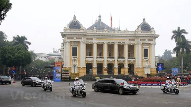   Xe chở Chủ tịch Triều Tiên đi ngang qua Nhà Hát lớn Hà Nội. (Ảnh: Minh Sơn/Vietnam+)
