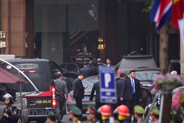  Đoàn xe chở Chủ tịch Triều Tiên Kim Jong-un khi về đến khách sạn Melia. (Ảnh: Minh Sơn/Vietnam+)