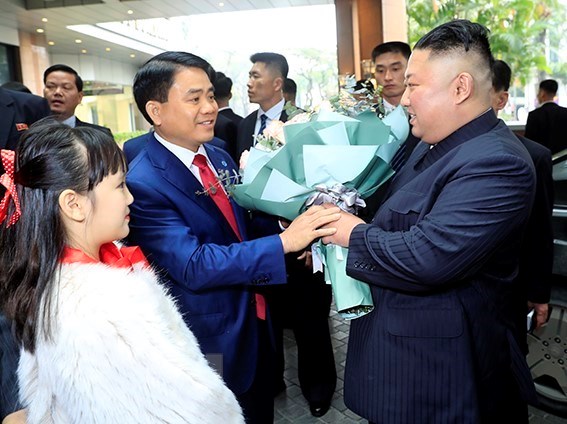 Chủ tịch UBND Thành phố Hà Nội Nguyễn Đức Chung đón, tặng hoa chào mừng Chủ tịch Triều Tiên Kim Jong-un, tại khách sạn Melia. (Ảnh: Nhan Sáng/TTXVN0