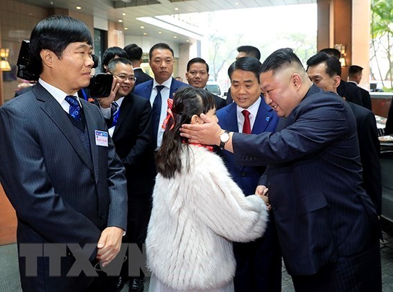 Chủ tịch Triều Tiên Kim Jong-un bày tỏ tình cảm thân mật với thiếu nhi Hà Nội tại lễ đón ở khách sạn Melia. (Ảnh: Nhan Sáng/TTXVN)