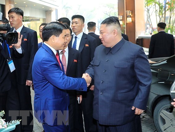  Chủ tịch UBND Thành phố Hà Nội Nguyễn Đức Chung đón Chủ tịch Triều Tiên Kim Jong-un tại khách sạn Melia. (Ảnh: Nhan Sáng/TTXVN)
