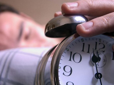   Nguồn phát xung điện từ tần số 1-40 Hz đặt trong chiếc đồng hồ báo thức nhỏ có thể kiểm soát giấc ngủ. Ảnh minh họa. (Nguồn: Yahoo News)