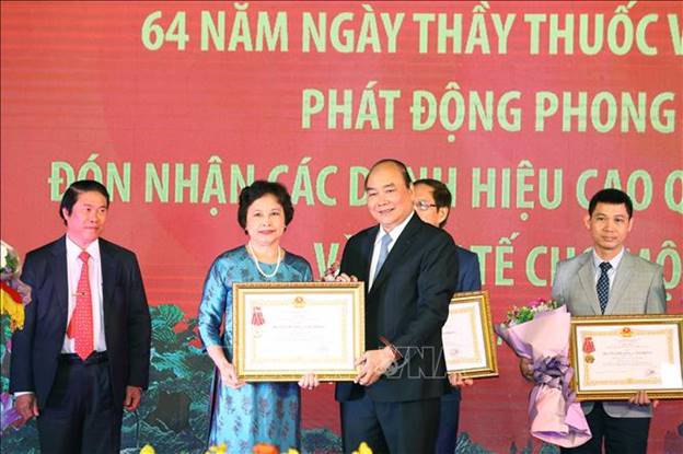 Thủ tướng Chính phủ Nguyễn Xuân Phúc trao Huân chương Lao động hạng Ba cho cá nhân ngành Y tế. Ảnh: Thống Nhất/TTXVN
